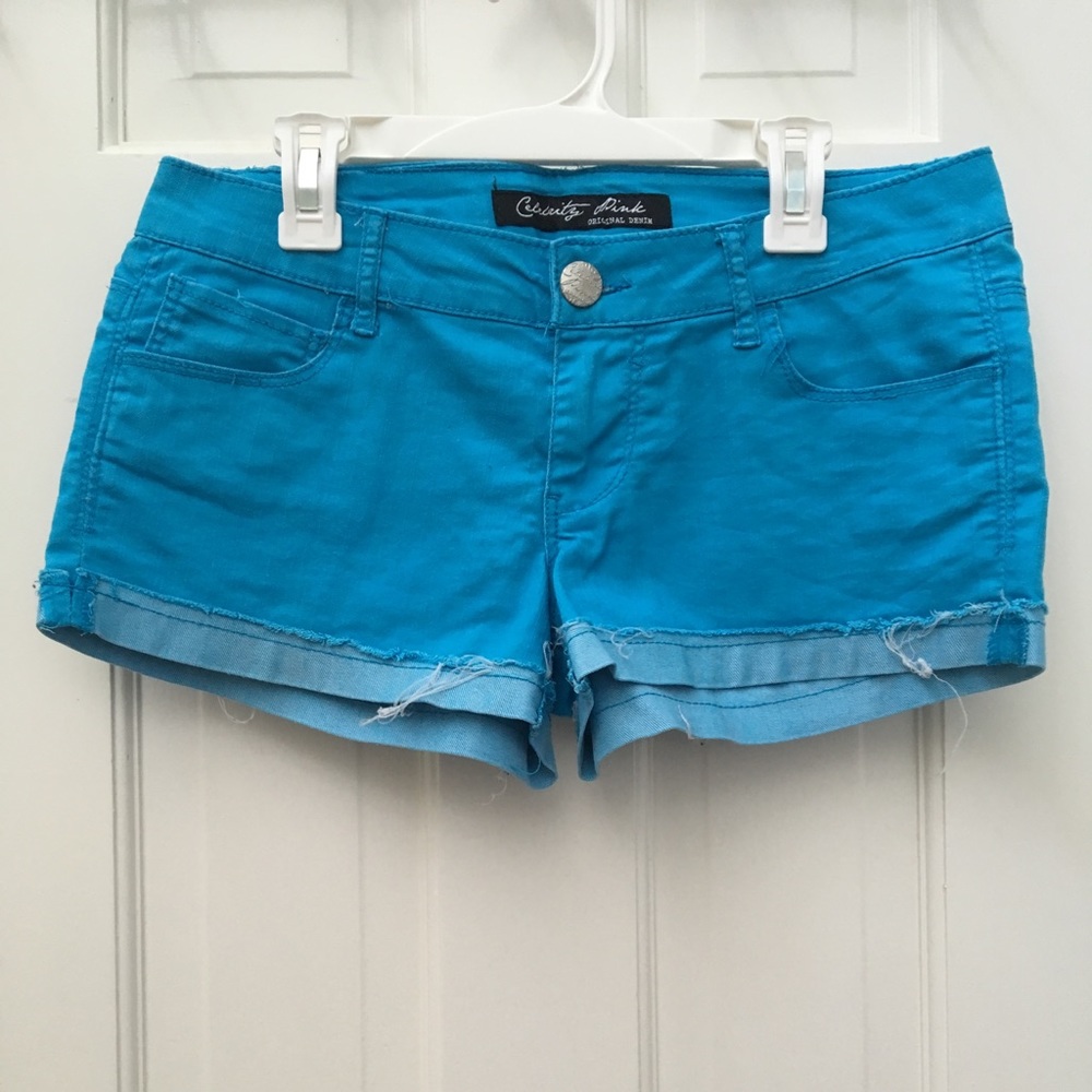 CUFFED COLORED SHORTS